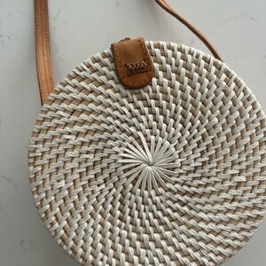 White and Tan Woven Rattan Vacation Crossbody Bag - LIKE NEW